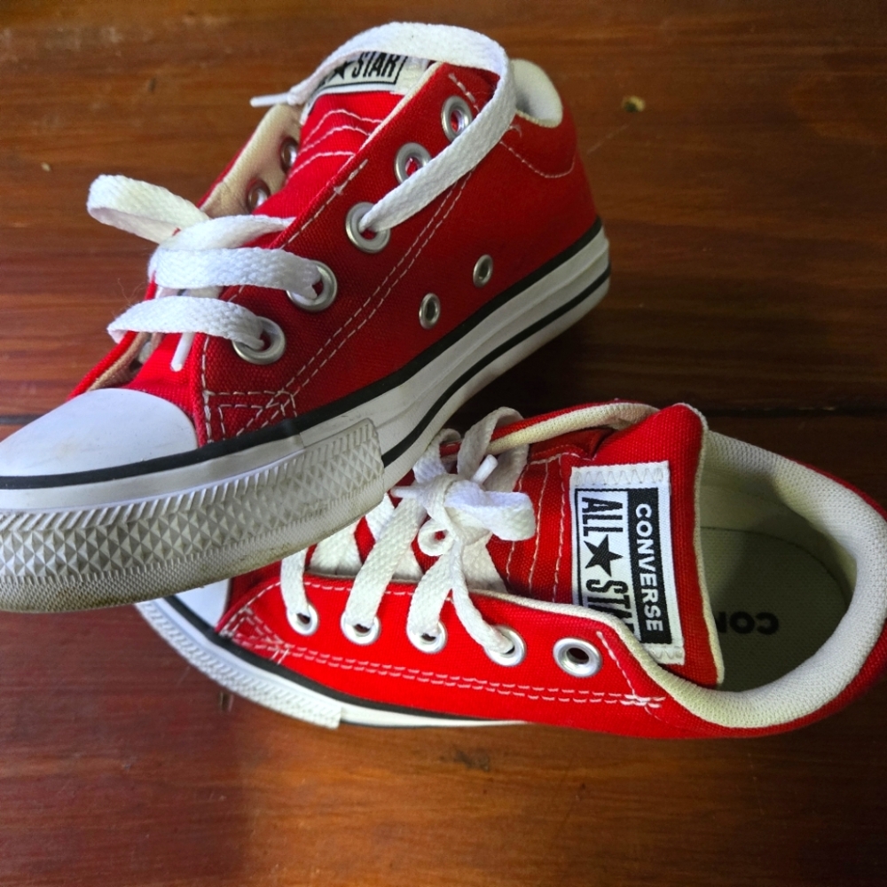 Red Converse Unisex Sneaker Shoes - Size 13 Kids (8, 9 Year Olds) - Picture 2 of 6